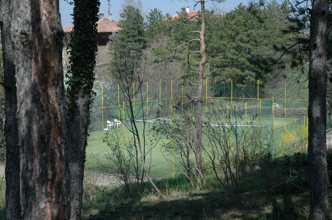 避暑地のアルバナシにはテニスコートも見られました。