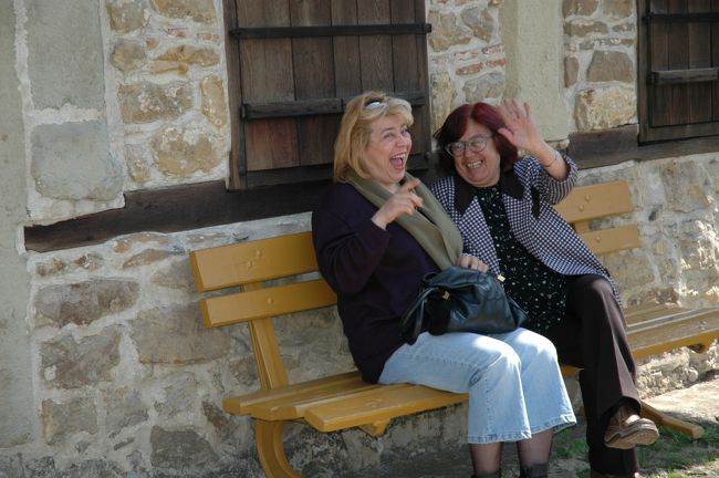 左の女性がガイドのターニャで、アルバナシで右の友人に偶然会って、楽しそうにお話しをしていました。