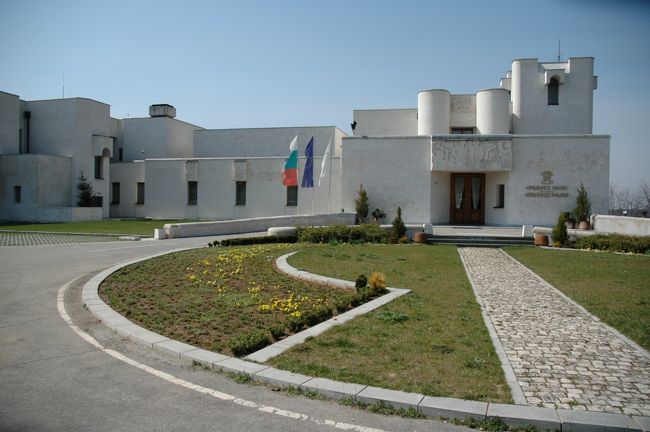 アルバナシには元共産党員の幹部の別荘がありました。今ではホテルになっているそうです。