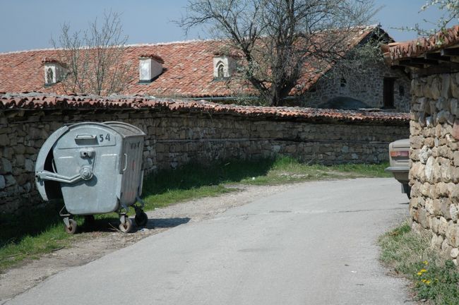 道路にはゴミ箱が。