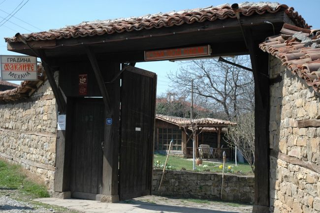 民家の門は日本の昔の門とよく似ています。