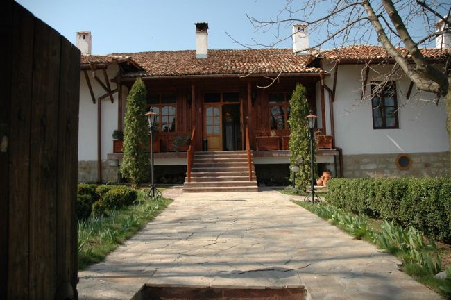 民家の中を覗いてみますと、裕福そうなお家です。