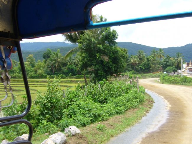 ルアンパバーンその１からの続き。<br />午前中にワットシェントゥーンに行った後、クアンシーの滝へ。軽トラタクシーをチャーターして出発。