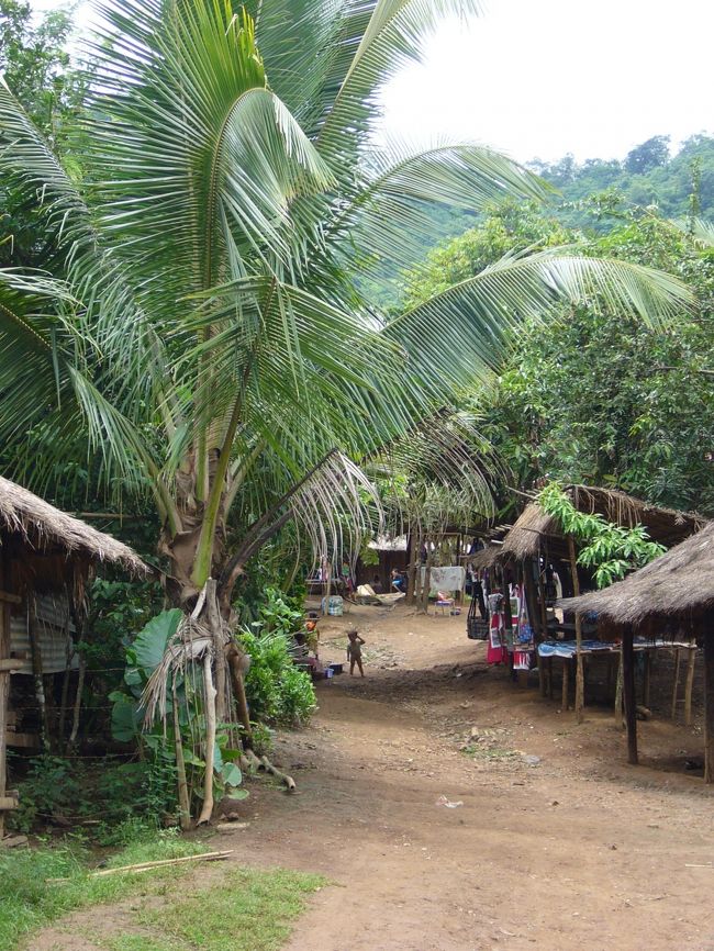 途中モン族の村に寄ったりしていきました。