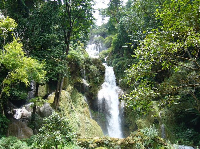 滝の両サイドから上へ登ることができました。<br />とてもハードな道でした。<br />左側のほうが楽かも。一周できます。