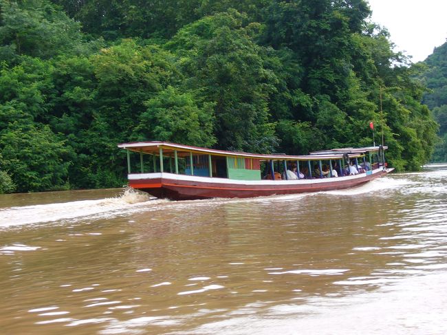 ルアンパバーン３日目は現地旅行社のパークウー洞窟への船ツアーに参加。