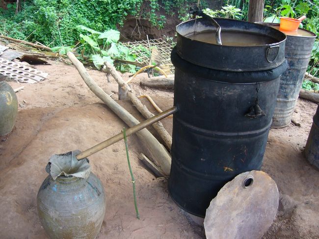 行きは酒造りの村のバーンサンハイによって、焼酎の造り方を拝見。<br />メコン川の水100％！<br />