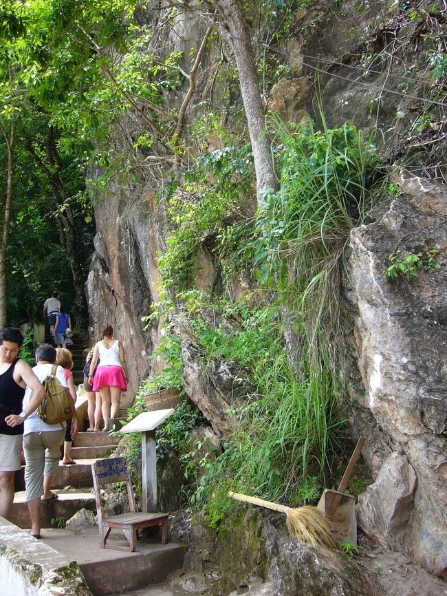 船着場の横の階段をあがっていくと