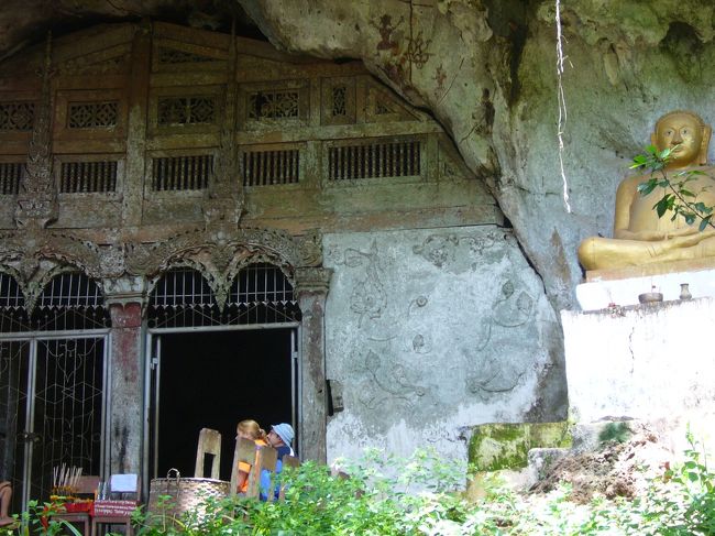 大きな洞穴が・・・真っ暗でした。