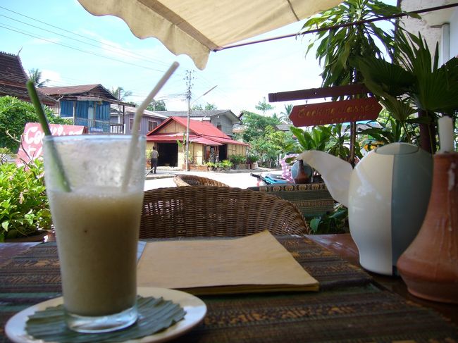 ルアンパバーンに戻りカフェで一休み。<br />滞在中、フルーツシェイクを飲みまくっていました。<br />美味しかった〜