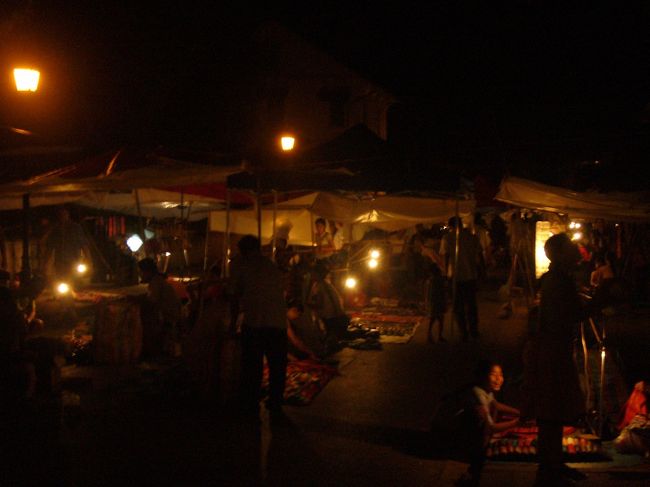 終了後はナイトマーケットへ<br />残念ながら雨が降ってしまい夜店はすぐに閉店してしまった。おまけに停電も体験。