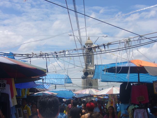 翌朝はウイークエンドマーケットへ<br />すごい人出です。