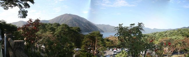 ↑の駐車場に近い別の駐車場で撮った本栖湖全景です。下の駐車場にたくさんの車が止まっています。また↑の花が咲いた板駐車場にはバスが数台止まっていました。何かイベントがあるのかな。通常、車はあまり止まっていないのですが…。<br />