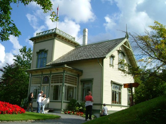 インフォメーションでベルゲンカードを購入しバスに乗ってグリーグの家へ。<br />バス停を降りてから１５分程歩きますが、途中に巨大なナメクジ？が数え切れないくらいいました。