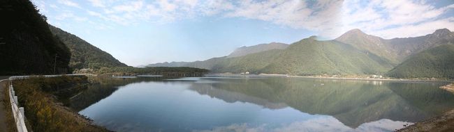 ここに来るときに大体の場所を聞いて来たのですが、入り口を通り過ぎて西湖湖畔まで行ってしまいました。ついでに湖畔の道路を１周してきました。途中、山の緑が奇麗だったので撮ってパノラマにしてみました。