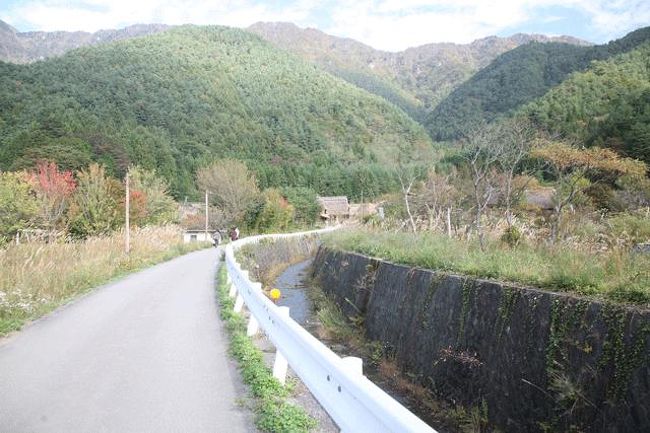 やっと入口を発見。看板が小さすぎで見落としました。(笑)<br />駐車場から少し歩いたところに入り口があります。