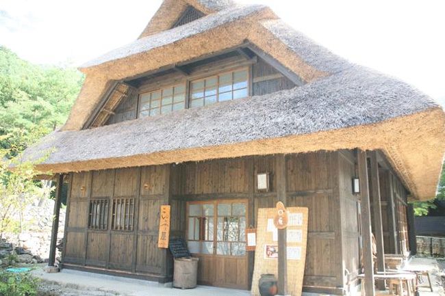 入り口の建物です。<br />今年７月１５日に第１期がオープンしたばかりの茅葺きの古民家の施設です。