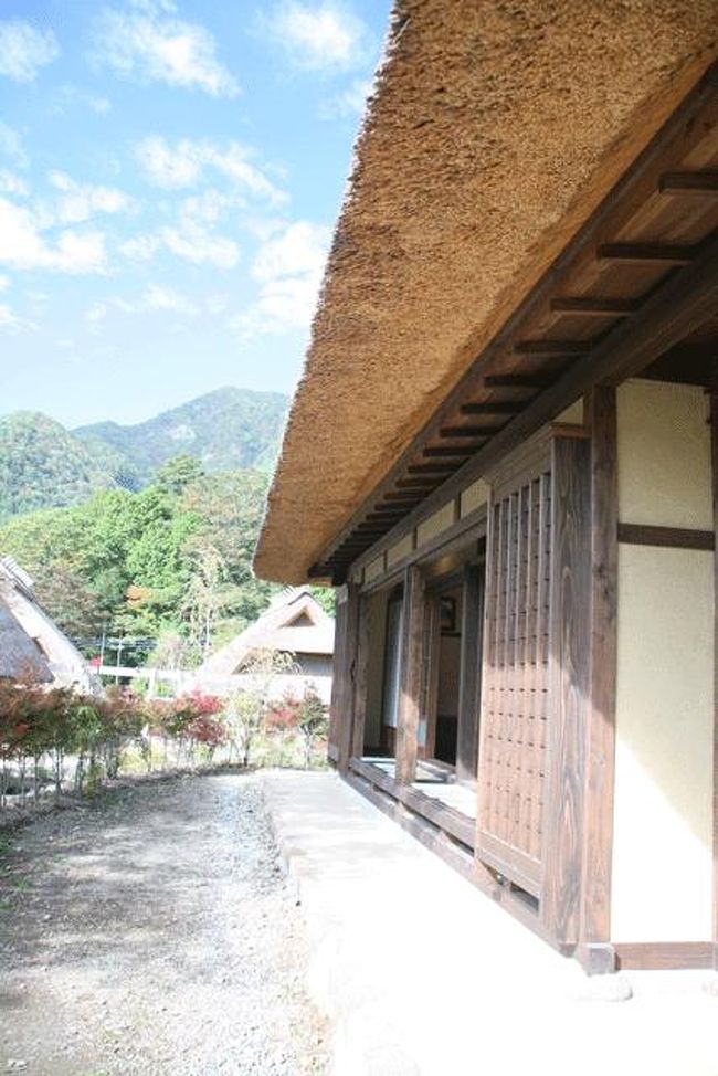 ２００７年にグランドオープンとなるそうです。<br />施設内を廻ってみましたが、まだ建設可能な場所がたくさんありました。<br /><br />藁屋根がもう少し黒っぽくなったら雰囲気が出るでしょうね。青い空と藁が似合います。