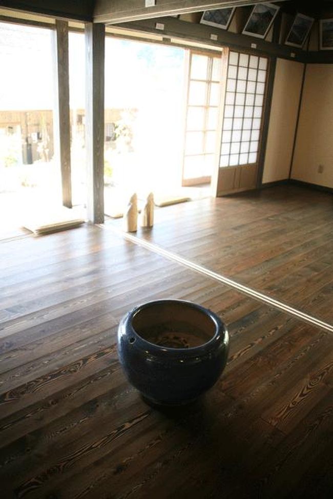 火鉢がありました。<br />冬場には使うのかな。大昔、我が家にもあったな。