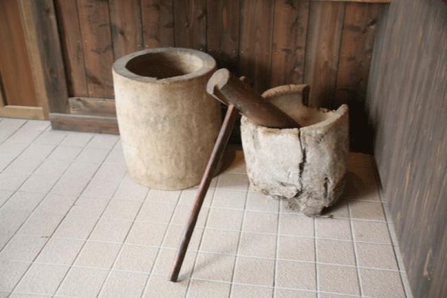 ↑の家に入ったところに置いてありました。<br />古さが何とも…。<br /><br />そう言えば、我が家にもかなりの間、使っていない臼があるはず。(笑)