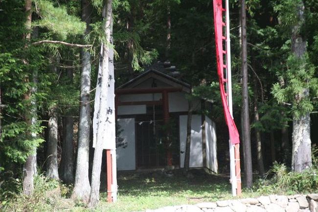 施設の隣接したところにある神社。