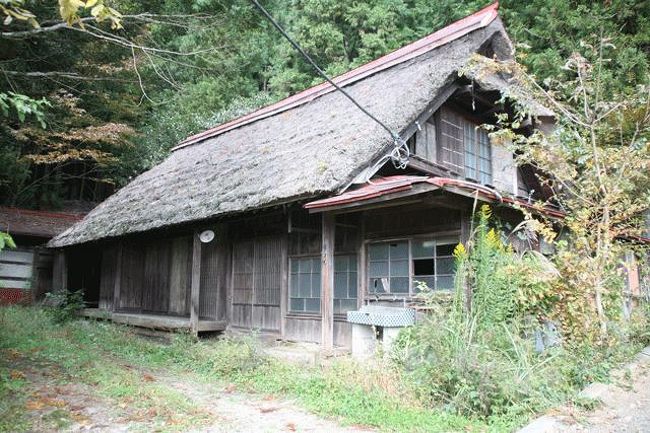 隣接地の廃墟。<br />このまま残しておいても面白いかな。