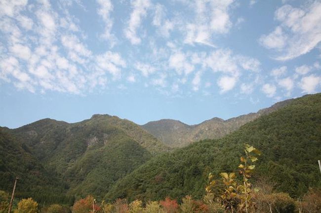 富士山は南に見えます。そちらは雲が多いのですが、反対に北側はこんな感じです。真っ青な空と白い雲が見えます。