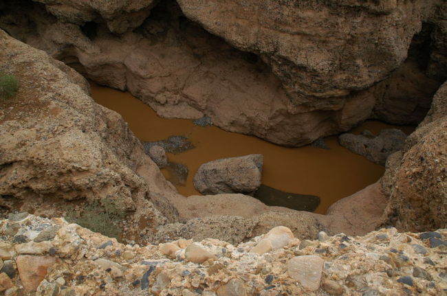 Sesriem Canyon。<br />キャニオンの底には茶色い水が流れている。