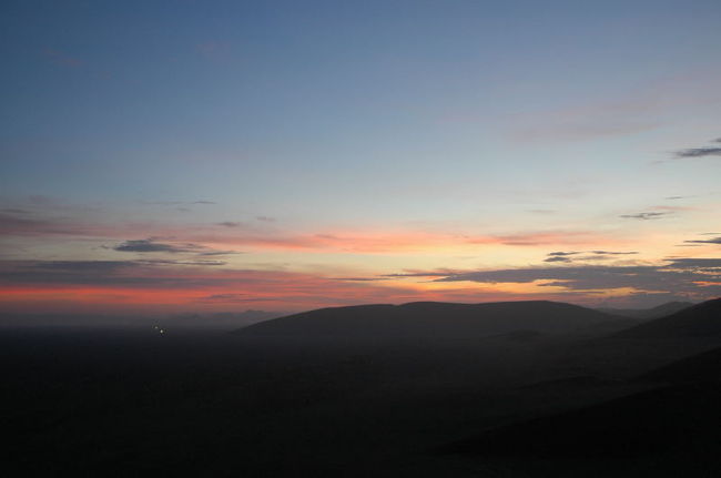 翌日の朝は日の出を見るために早起き。<br />ナミブ砂漠の砂丘に登りました。