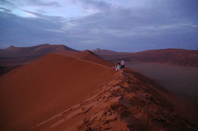 こんな感じで日の出を見ている我々。<br />ここまで登ってくるのは本当に大変だったんだよ〜。<br />座るのも大変だったけど。<br />立ち上がるのももちろん大変だった。