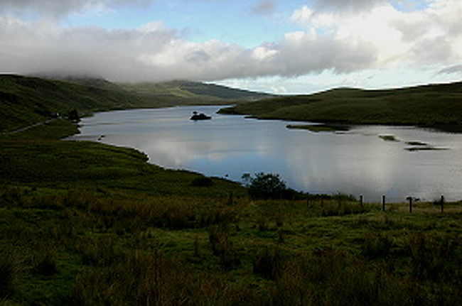 ポートリーから１０km足らず。<br /><br />ここはオールド・マン・オブ・ストール（OLD MAN OF STORR）と言う奇岩が見える（はずの）ストール湖畔。<br /><br />向こうの山の斜面に立っているはずなんだけど…、ちょいと雲が…。<br /><br />