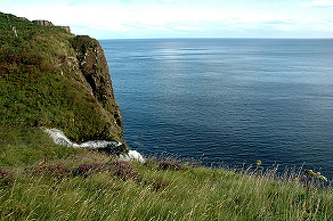 陸地がテーブル・ランド状に海に落ち込む風景が見えてくると、キルト・ロックももう間近。<br /><br />道に出ている標識をお見逃し無く。<br />無料駐車場もあって、キルト・ロックもミールト・フォーズも見学無料。<br /><br />駐車場脇にあるミールト・フォールズの滝の落ち口だけ見ると、別になんでもないような感じですが…、