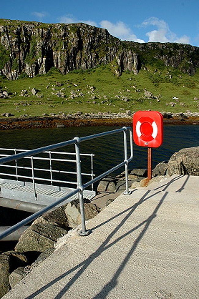 小さな波止場の突堤を歩いてみれば…、