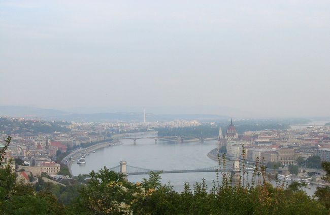 最初は展望スポットであるゲッレールトの丘へ行きます。くさり橋と国会議事堂、マルギット島が見えます。