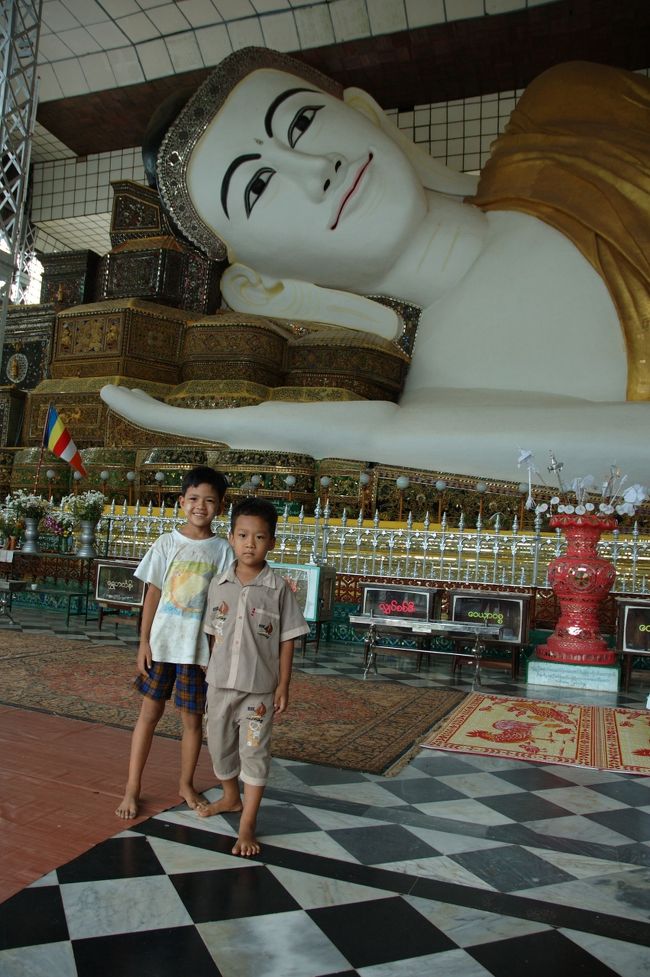 巨大な涅槃仏と地元の子どもたちです。