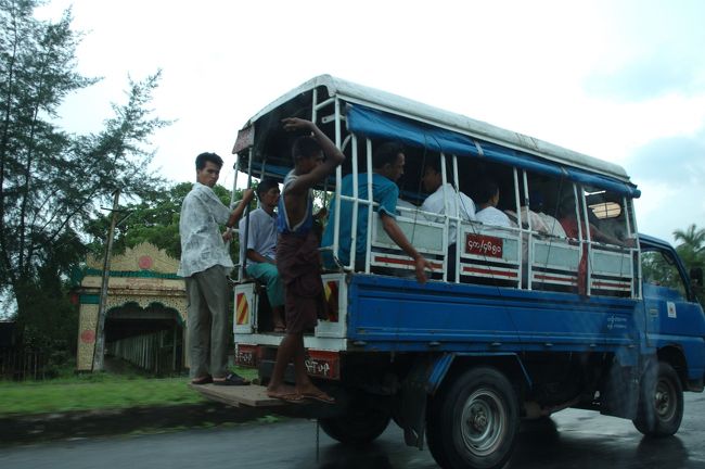 地元の人たちは軽トラックの荷台に鈴なりになっていました。
