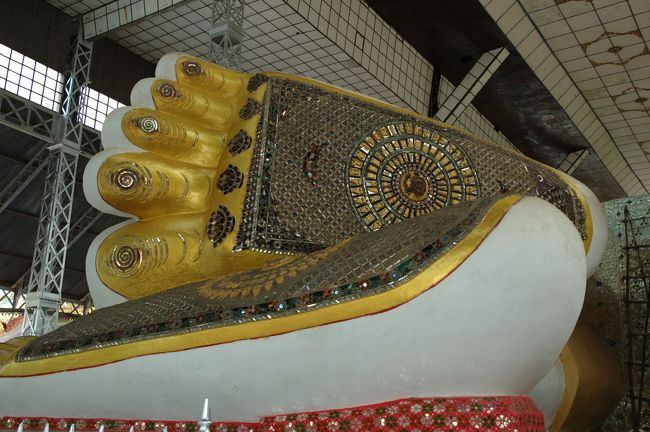 巨大な涅槃仏の足の裏には美しい装飾が施されています。