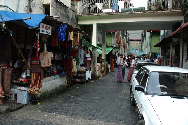 ヤンゴンのアウンサンマーケットです。中では民芸品やロンジー（巻きスカート）などが所狭しと売っています。