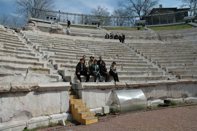 ローマの円形劇場跡です。国際版画展に参加した作家の方々です。