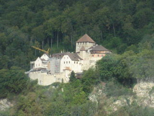 スイスとリヒテンシュタインの国境には何もありません<br />いつのまにかリヒテンシュタイン公国へつきました<br /><br />上を見るとファドゥーツ城・今も人が住んでいるので見学不可