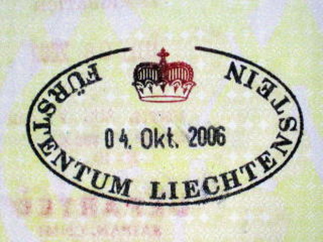 ここでパスポートに入国記念スタンプを押してもらう（2スイスフランまたは1.5ユーロ）<br />王冠が可愛い♪<br /><br />インフォメーションセンターの2階は切手博物館になっています。<br />見たいけど時間なし（泣）