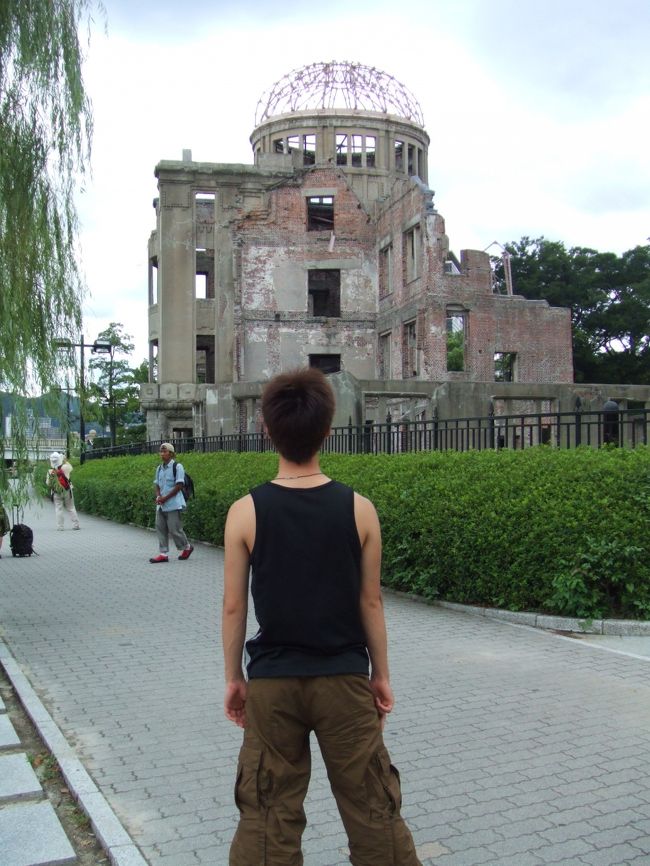 平和記念公園近くの１００円パークに車を停めて原爆ドームの近くに<br /><br />思っていたより、それほど大きくはないんですね