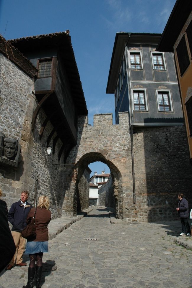 要塞門は昔、旧市街を防衛するために建てられた門で、ローマ、オスマン朝と支配者が変わるごとに破壊と修復が繰り返されました。