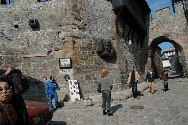 要塞門の前ではお土産を売っている人もいました。