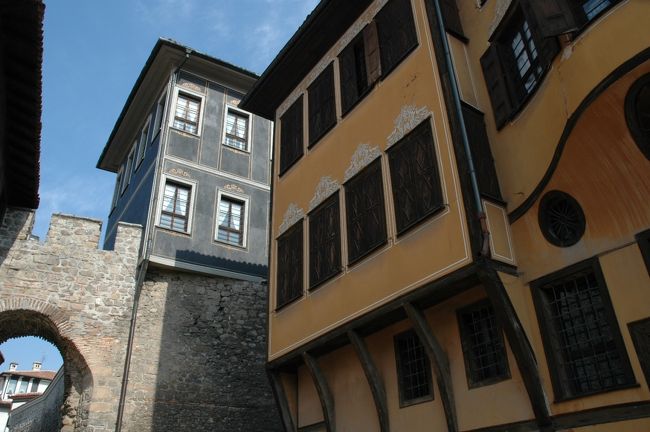 出窓のある建物は、要塞門の横にも見られました。