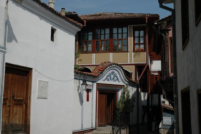 プロヴディフで昼食を摂ったレストランです。建物の入口の屋根のカーブがブルガリアの建物の特徴です。民族博物館の屋根のカーブによく似ています。