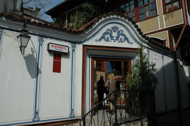 レストランの入口の特有なカーブを描いた屋根です。