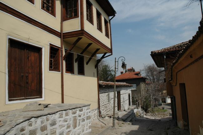 プロヴディフの旧市街です。独特な建物の出窓とのんびりとした風景がとても印象的です。