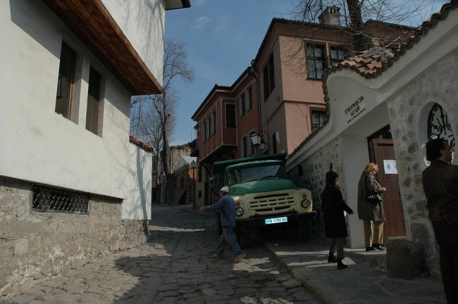 旧市街の石畳はでこぼこで、歩くのに苦労します。