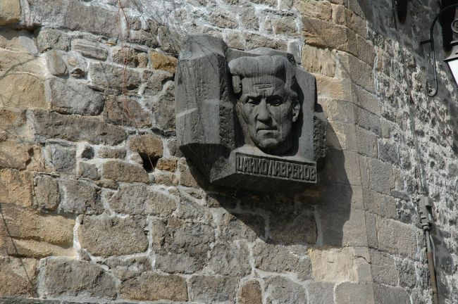 ブルガリアにはこのようなレリーフ像が良く見かけます。昔の偉人なのでしょうか？